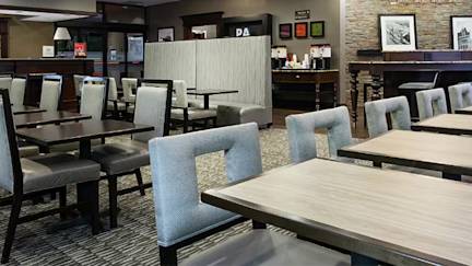 Hampton-Inn-University-Center-Pitt-breakfastroom