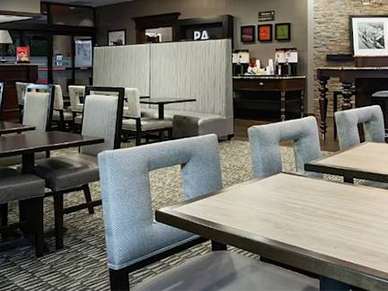 Hampton-Inn-University-Center-Pitt-breakfastroom