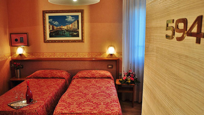 Venice-Hotel-Venezia-bedroom