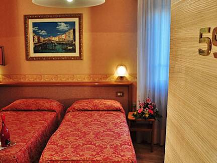 Venice-Hotel-Venezia-bedroom