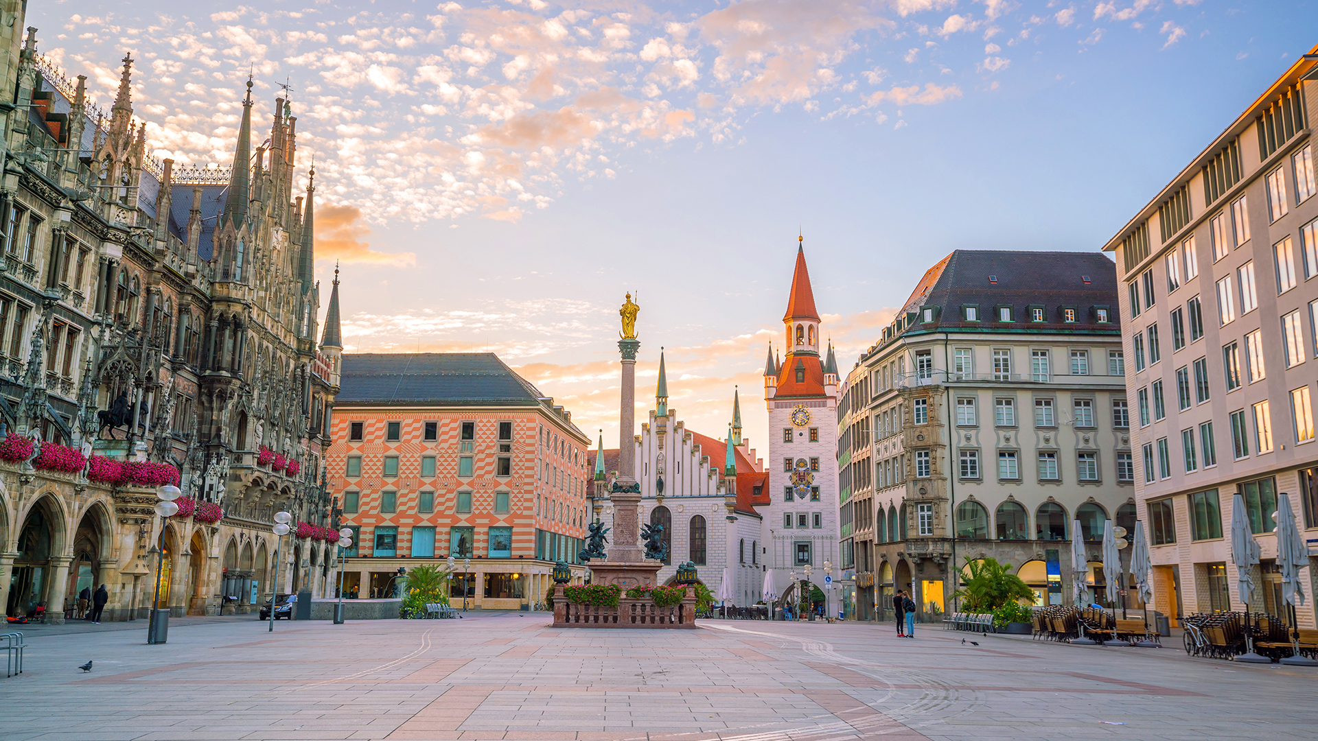 old-town-hall-marienplatz-square-munich-germany-swiper-hero-gallery