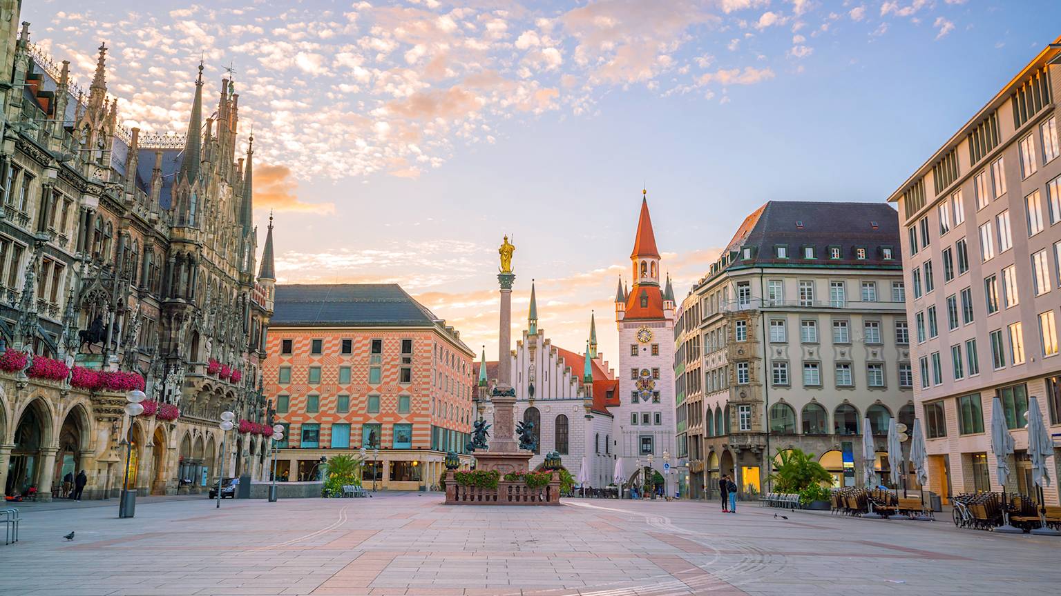 old-town-hall-marienplatz-square-munich-germany-swiper-hero-gallery