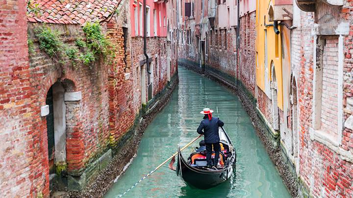 Venice-canal-Italy-swiper-hero-gallery