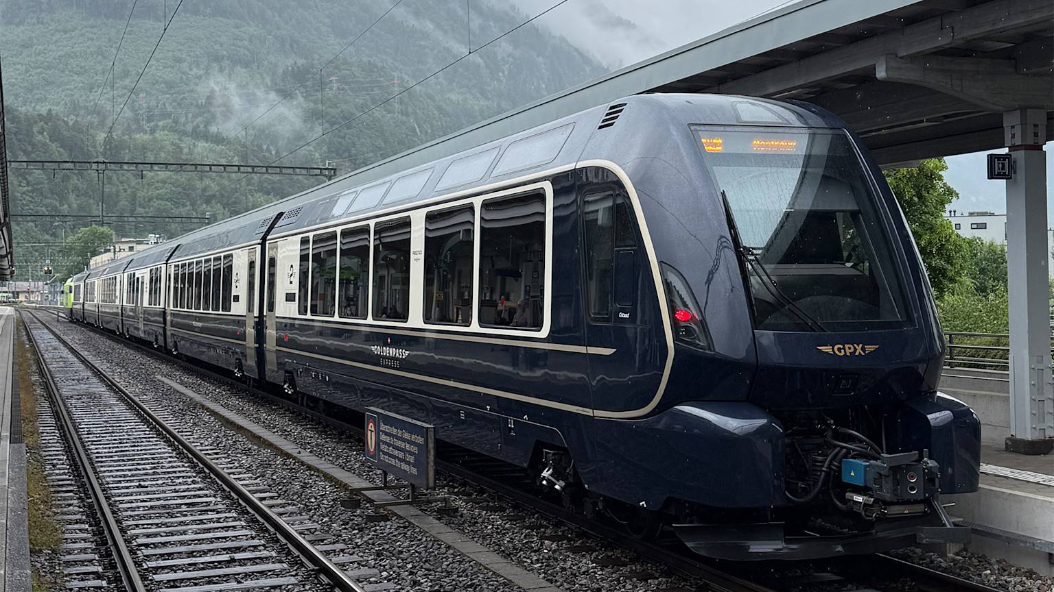 golden-pass-express-train-swiper-hero-gallery