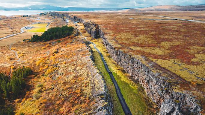 visit-thingvellir-national-park-walk-almannagjá-gorge-included-experience