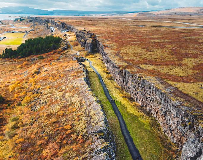 visit-thingvellir-national-park-walk-almannagjá-gorge-included-experience