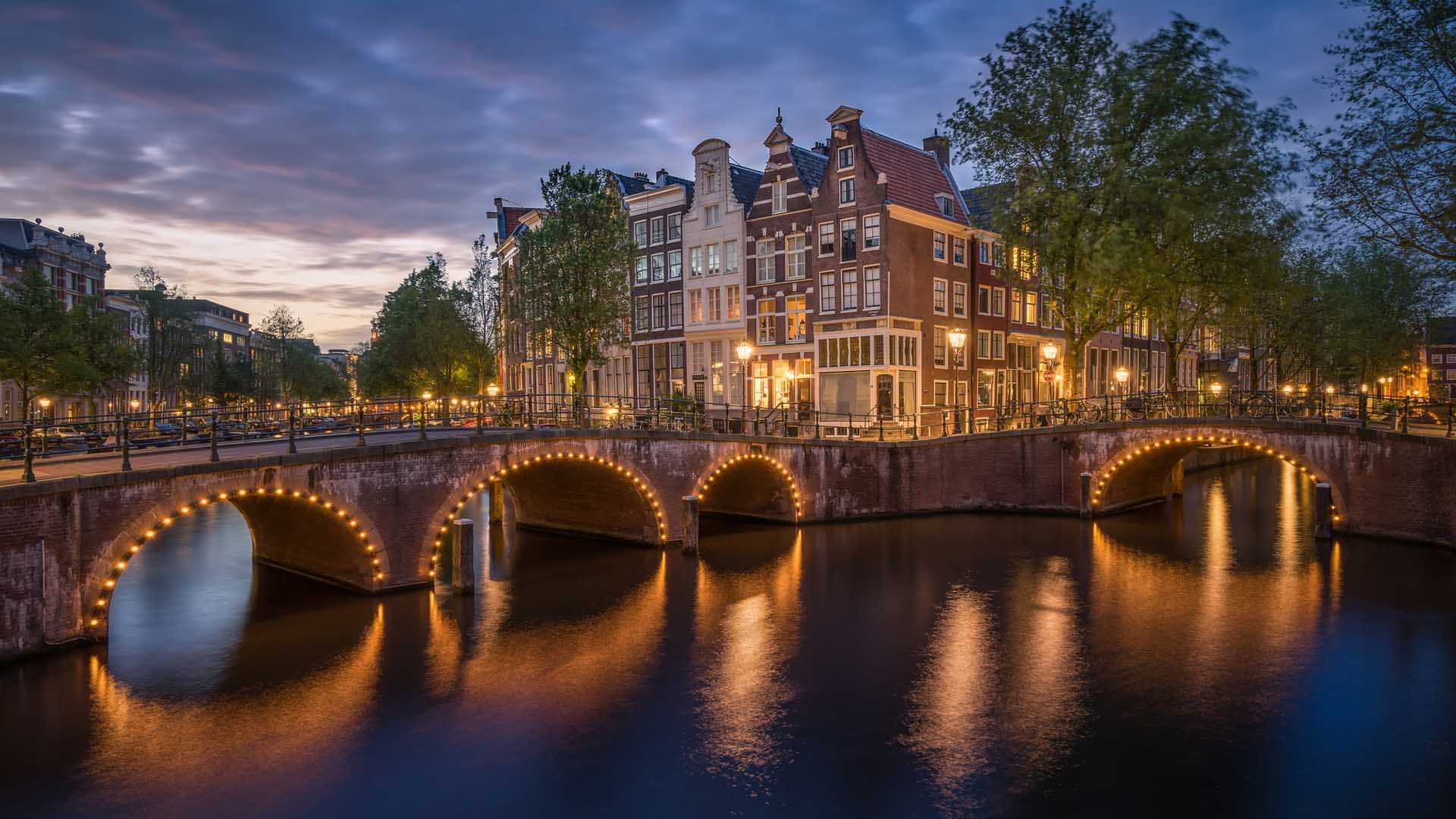 amsterdam-canals-netherlands-night-winter-lights