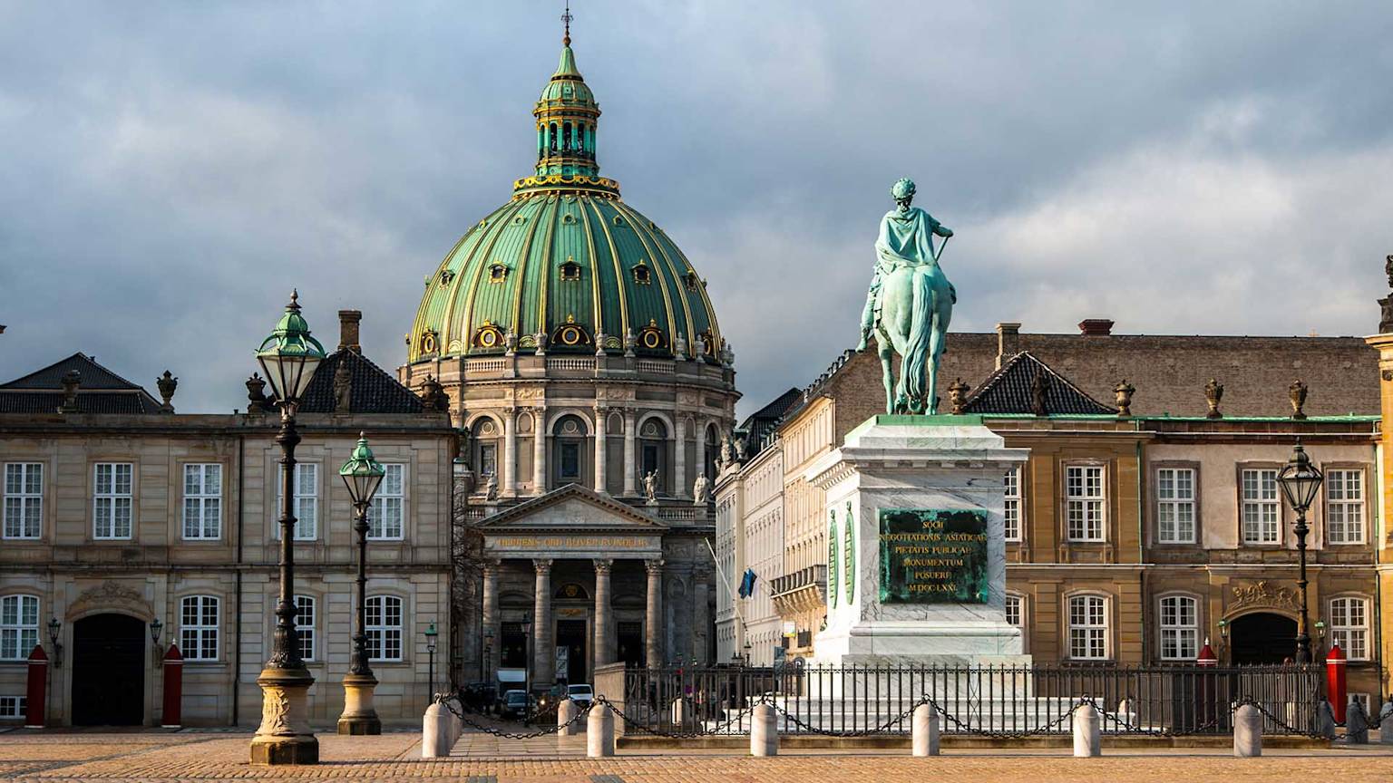 denmark-copenhagen-amalienborg-palace