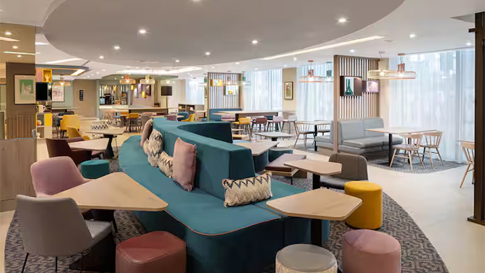 hampton-by-hilton-london-city-hotel-lobby