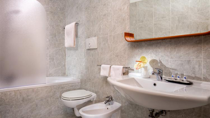 best-western-blu-hotel-roma-hotel-bathroom