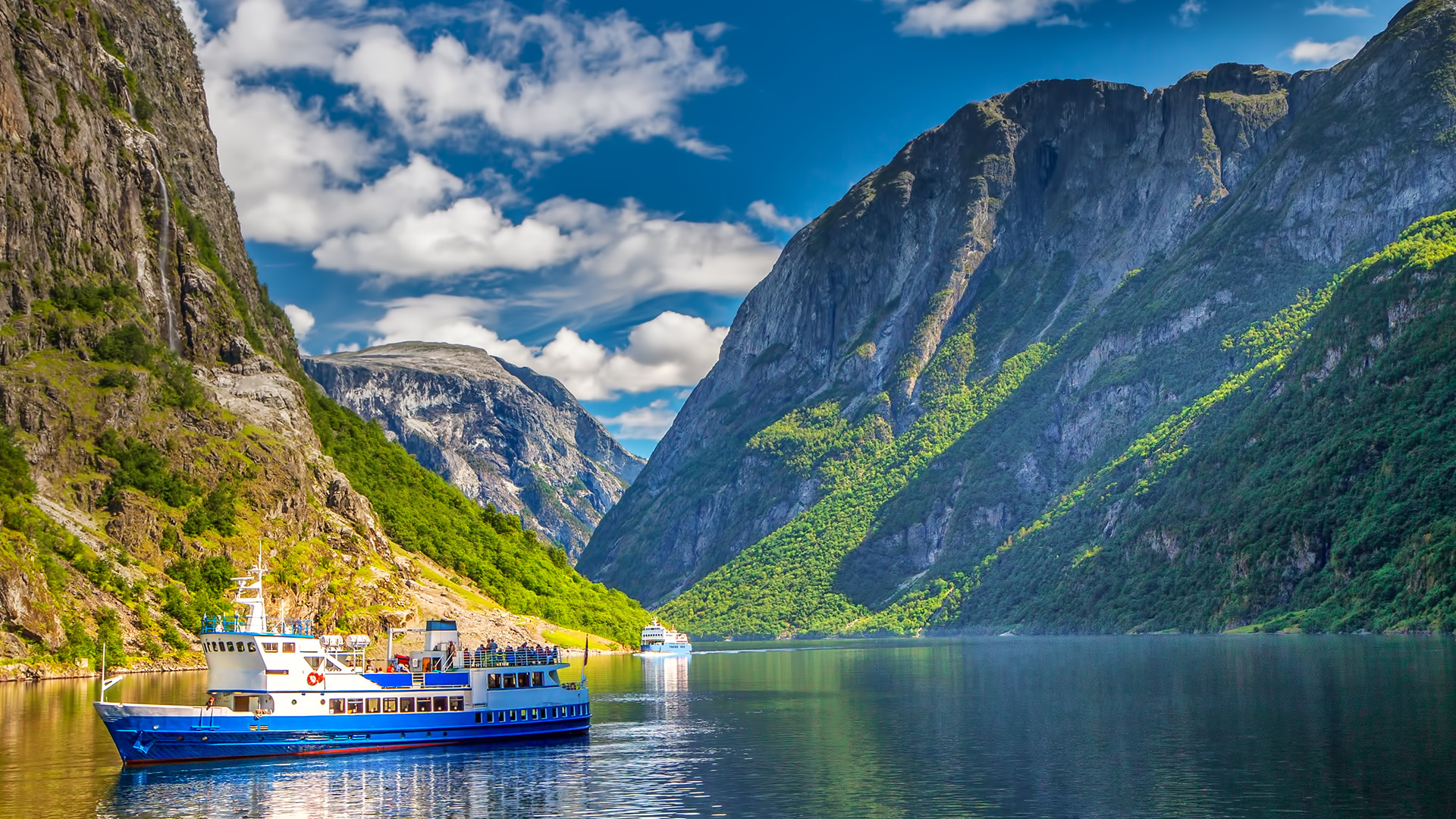 gudvangen-norway-fjord-boat-swiper-hero-gallery