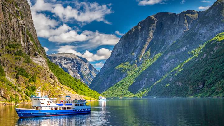 gudvangen-norway-fjord-boat-swiper-hero-gallery