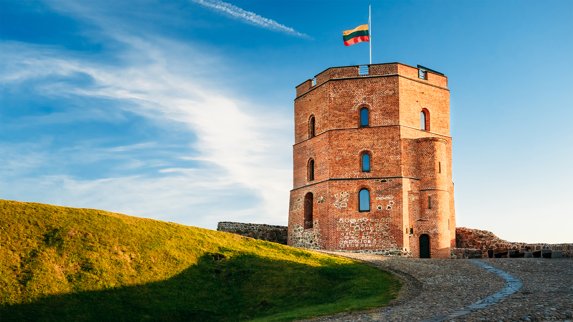 Vilnius-Lithuania-Gediminas-castle-tower-swiper-hero-gallery