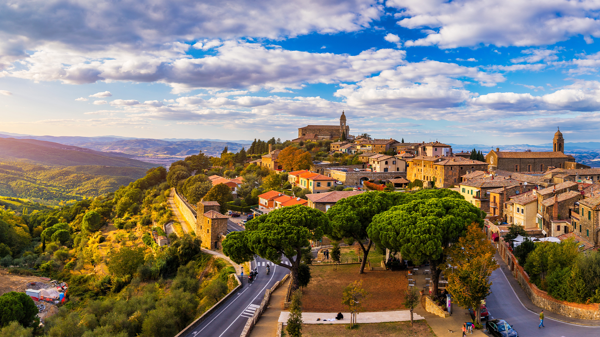 Siena-in-the-Tuscan-countryside-italy-swiper-hero-gallery