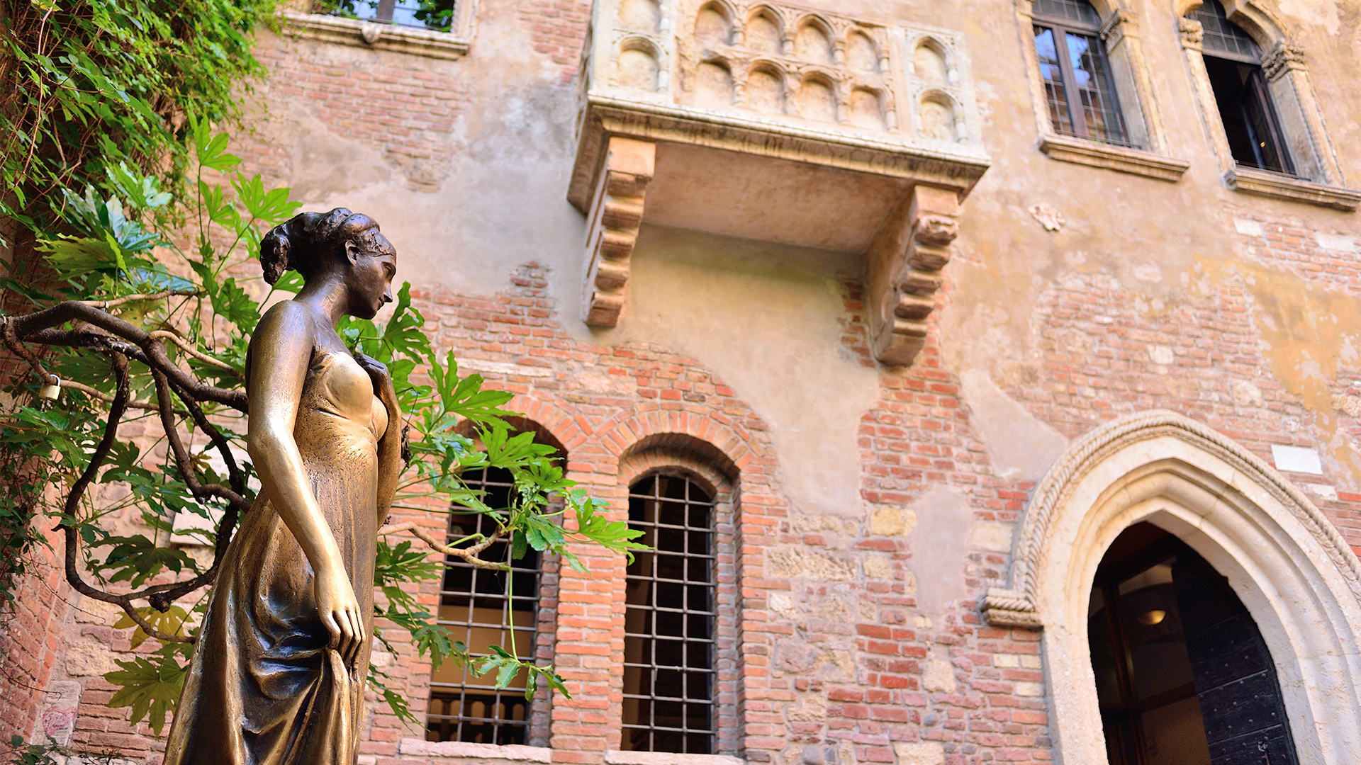 balcony-juliet-house-verona-Italy-swiper-hero-gallery