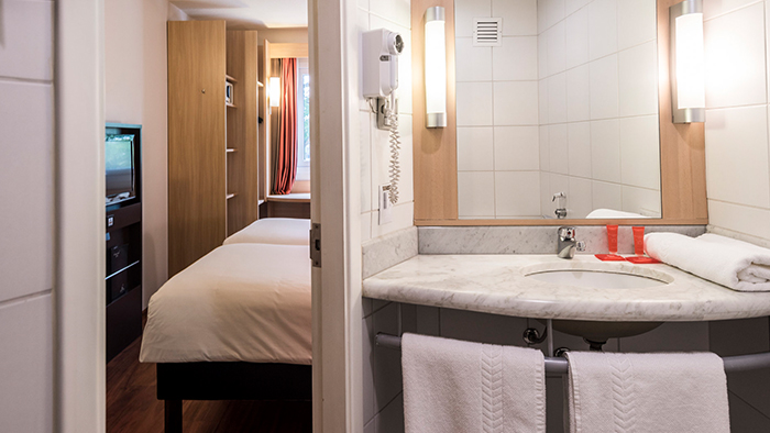 Ibis-Larco-Hotel-bathroom