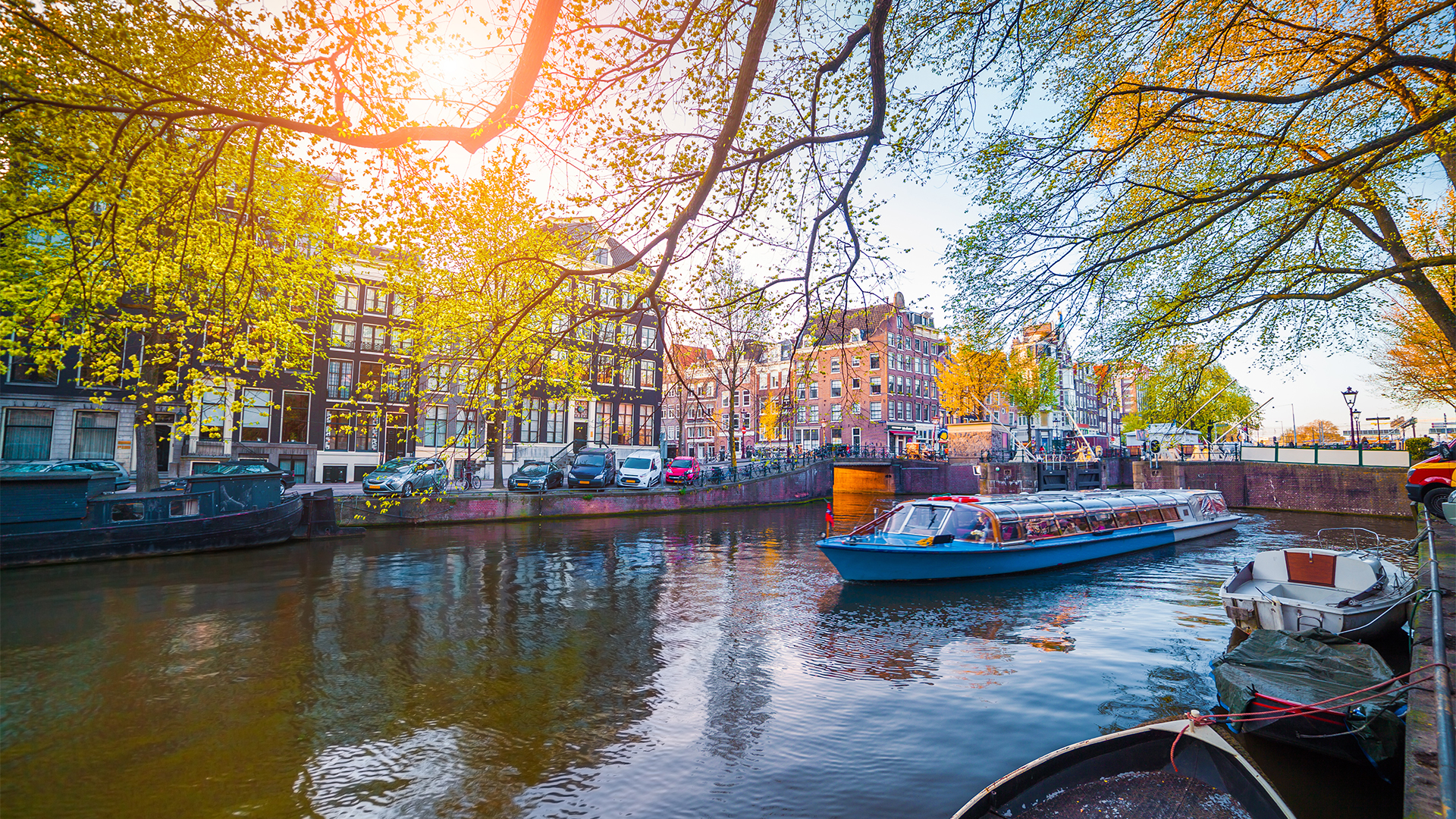 Amsterdam-canals-sun-light-swiper-hero-gallery