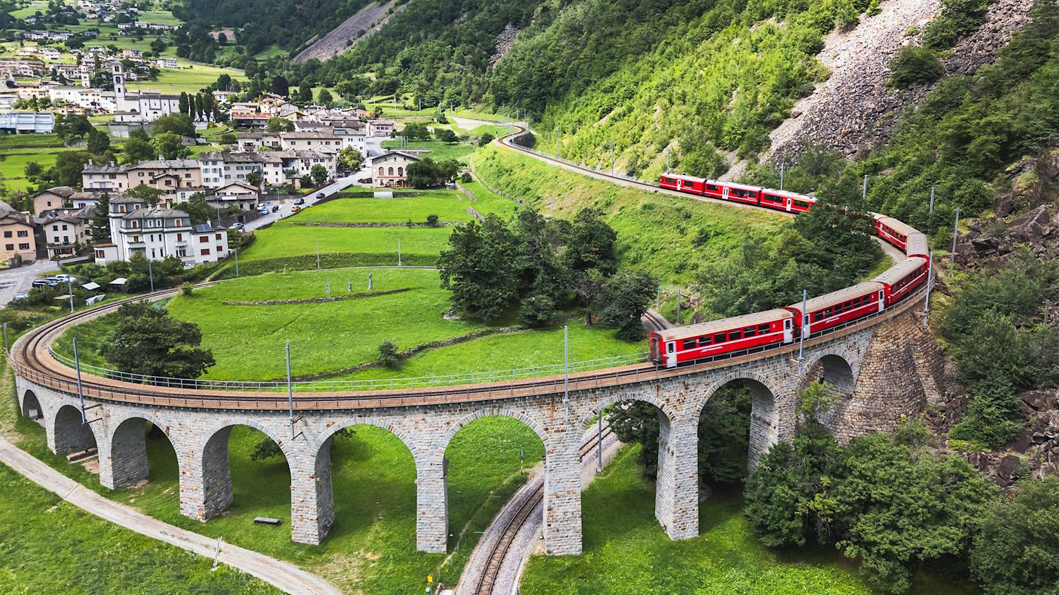 brusio-spiral-viaduc-bernina-express-swiper-hero-gallery
