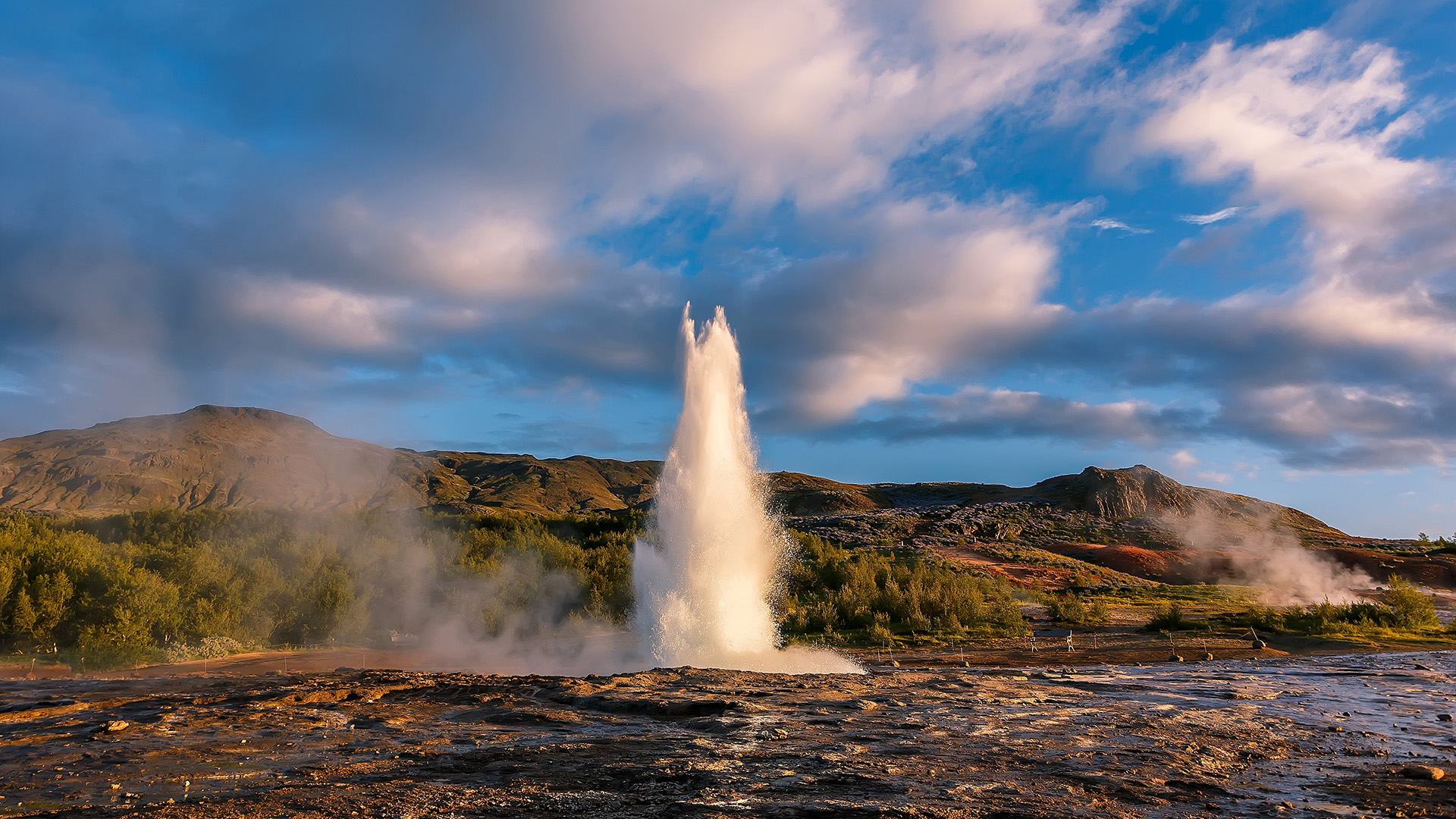 strokkur-geysir-eruption-iceland