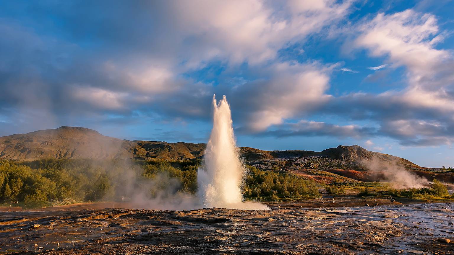 strokkur-geysir-eruption-iceland