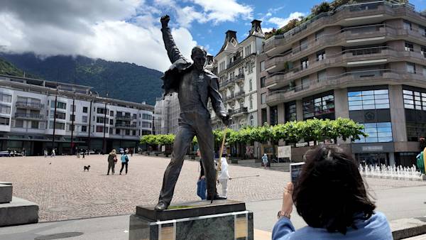 travel-chasers-signature-range-freddie-mercury-statue-switzerland