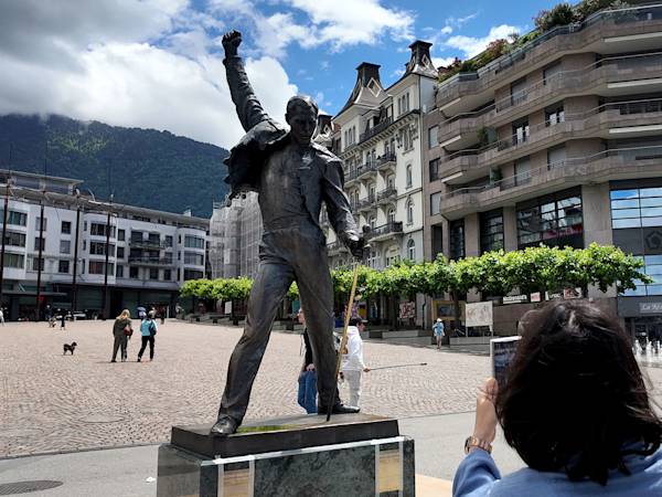 travel-chasers-signature-range-freddie-mercury-statue-switzerland