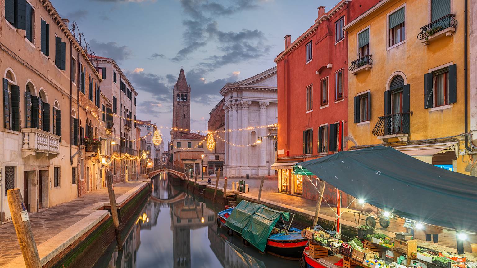 Venice-italy-canal-christmas-lights-swiper-hero-gallery