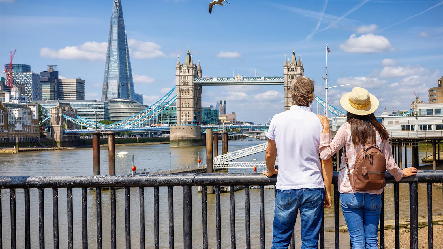 london-tower-bridge-river-couple