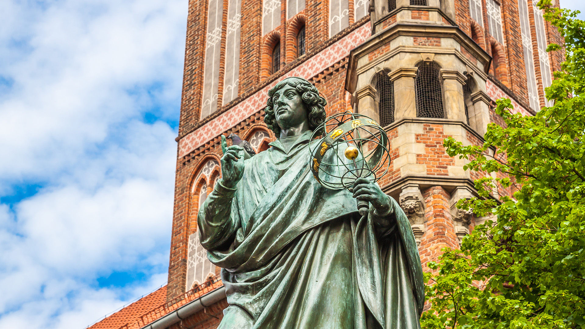 torun-poland-kopernik-astronomer-statue-swiper-hero-gallery