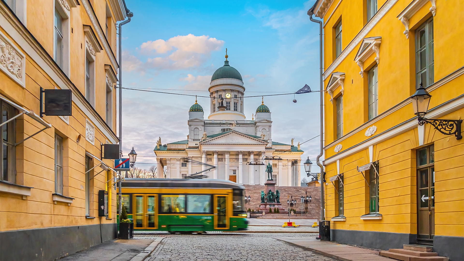 finland-helsinki-tram-cathedral