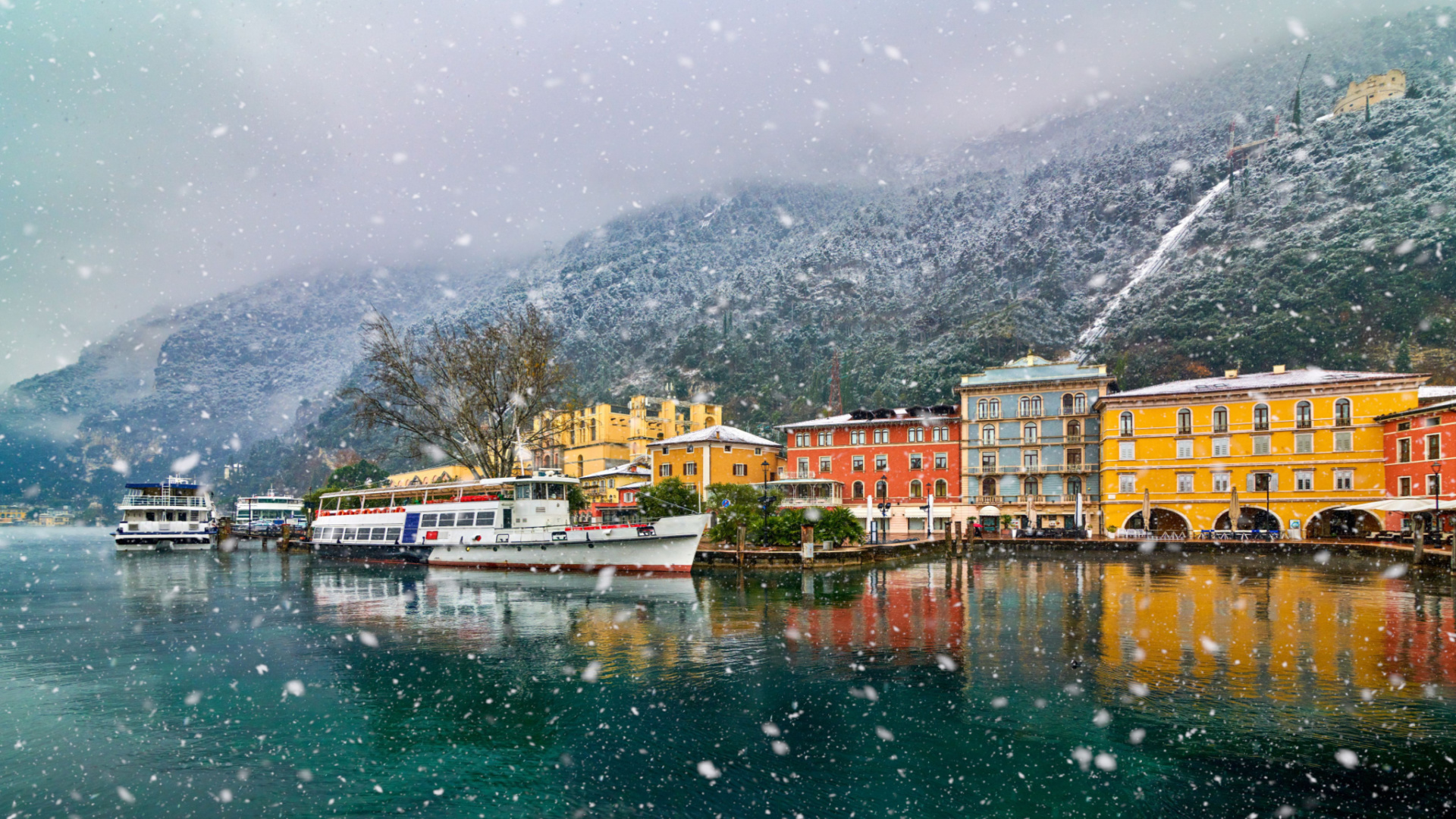 beautiful-lake-garda-surrounded