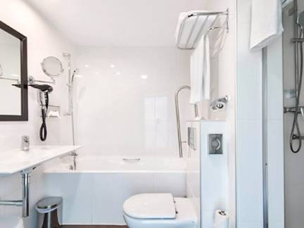 hotel-CH-bucharest-bathroom
