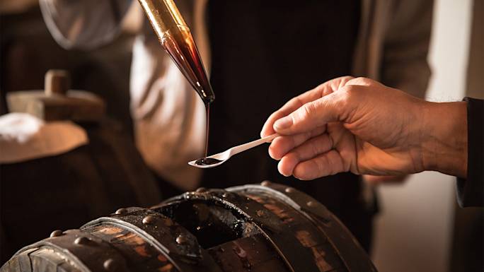 taste-traditional-balsamic-vinegar-in-modena-experience