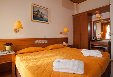 acropole-delphi-city-hotel-room