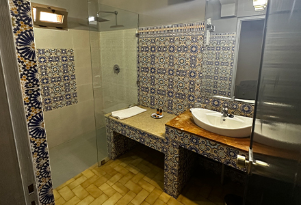 hotel-karam-palace-bathroom