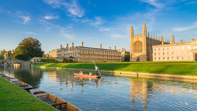 go-punting-along-the-river-cam-experience