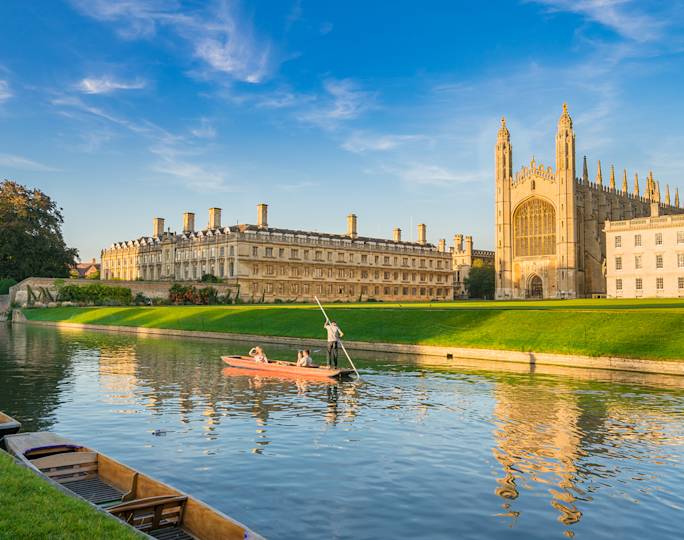 go-punting-along-the-river-cam-experience
