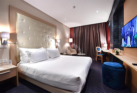 flower-town-hotel-room