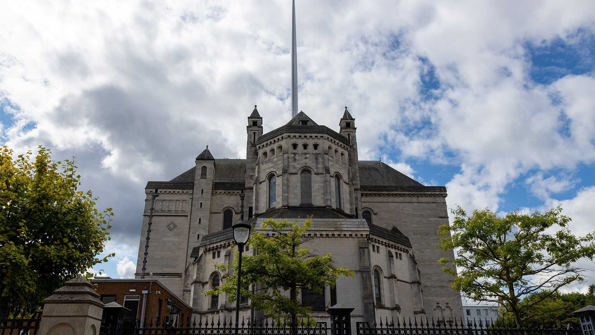 Discover Belfast on a driving tour