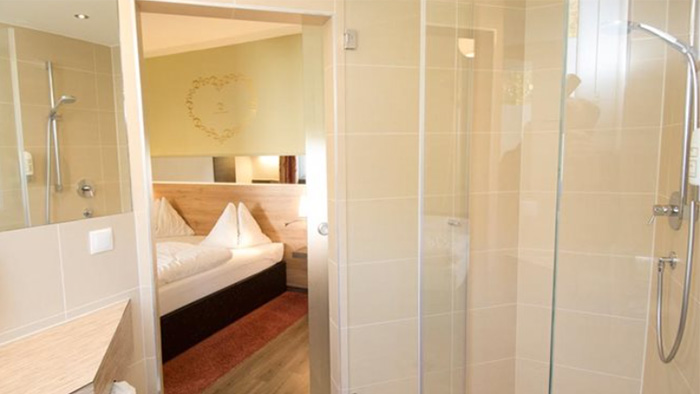 hotel-dollinger-bathroom