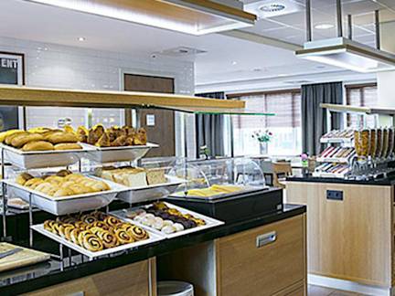 Amsterdam-holiday-inn-express-amsterdam-schipol-breakfast