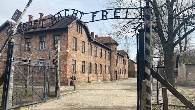 auschwitz-concentration-camp-guided-tour-winter-experience
