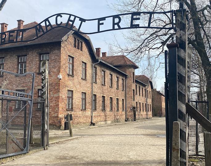 auschwitz-concentration-camp-guided-tour-winter-experience