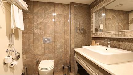 Suhan-Seaport360-Hotel-Spa-Kusadasi-bathroom