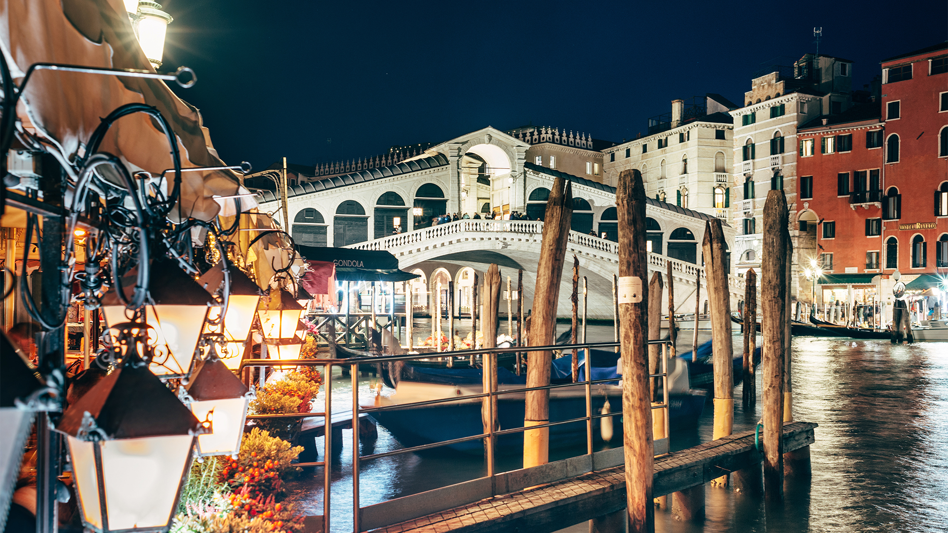 rialto-bridge-venice-christmas-swiper-hero-gallery