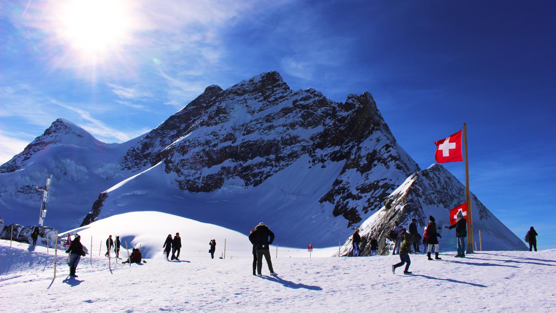 Snow-on-mountains-and-Swiss-flag-with-mountain-background.-Snowy-summit-with-deep-blue-sky-on-a-sunny-day-in-Jungfrau-region-8