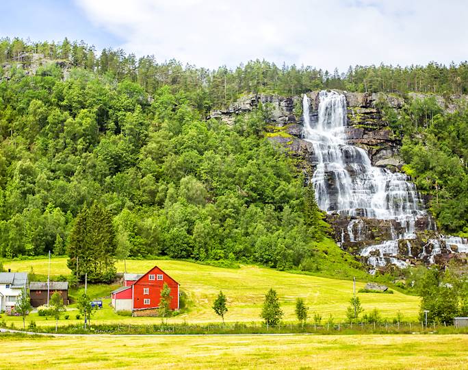 marvel-at-the-tvindefossen-waterfall-experience