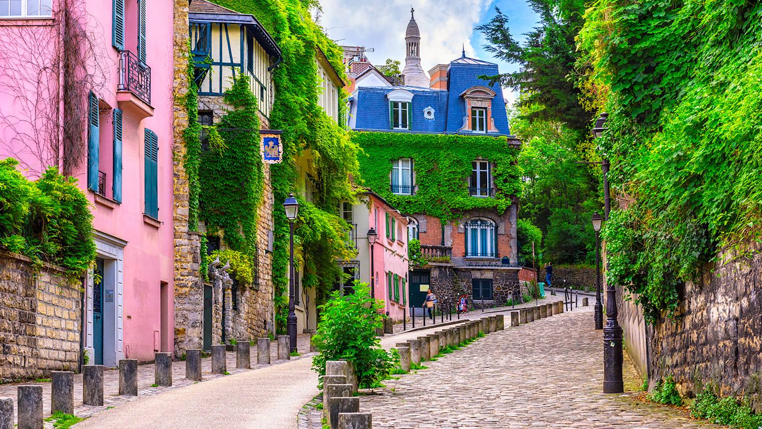 montmartre-street-paris-france