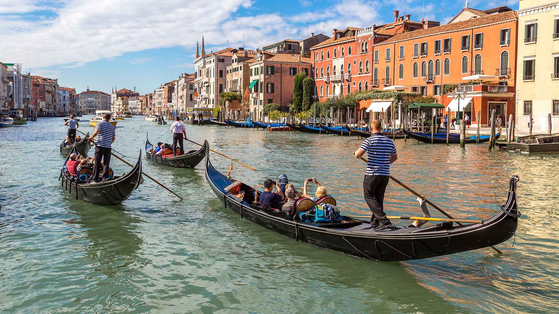 venice-gondolas-rialto-bridge-summer-vacation-italy-tours-1