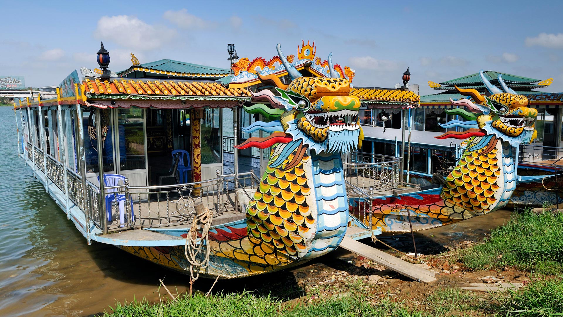 Vietnam-Perfume-River-on-a-Dragon-boat